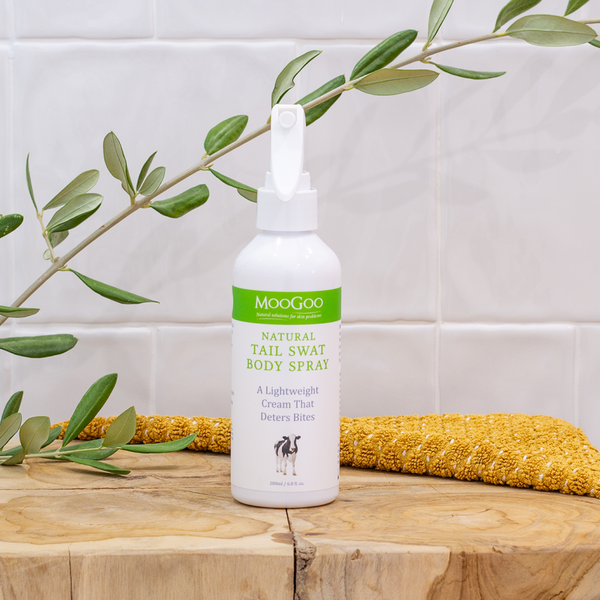  MooGoo 媽咪團購熱銷必推 ! 每到蚊蟲季就會搶購到預購的戶外好物 ! 】 使用可食性成分製作而成，不含DEET、香精、防腐劑，讓您安心噴灑甩掉煩人蚊蟲，可直接使用於肌膚上 (小寶寶也可以) 安心天然 !